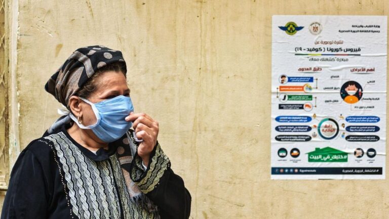 Una mujer con mascarilla en Egipto durante la pandemia de coronavirus