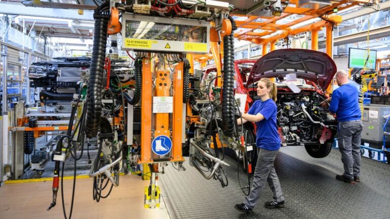 Trabajadores en la fábrica de vehículos industriales de Volkswagen en Hannover