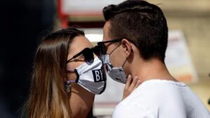 Una pareja con mascarillas en Praga coronavirus