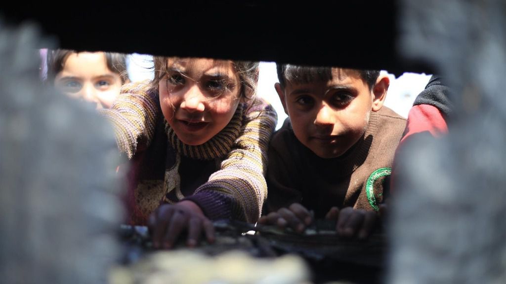 Niños desplazados en un campamento de Idlib (Siria) refugiados