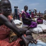 Una mujer recibe asistencia alimentaria en Sudán del Sur