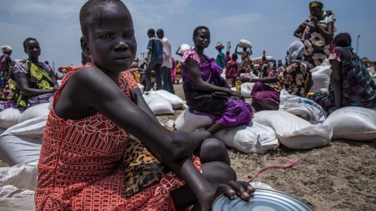 Una mujer recibe asistencia alimentaria en Sudán del Sur