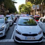 Coches de autoescuela aparcados frente a la Delegación del Gobierno de Catalunya