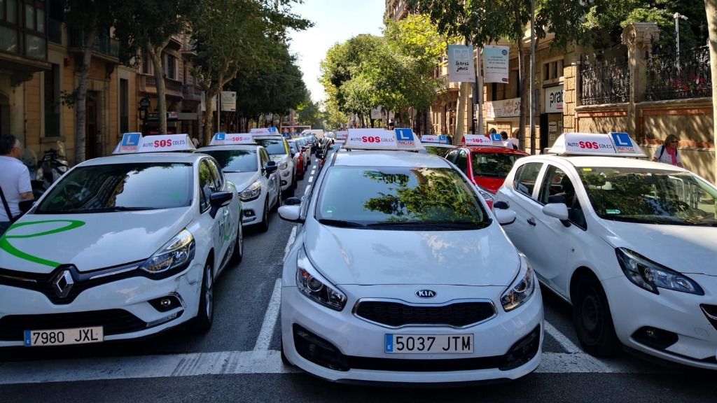 Coches de autoescuela aparcados frente a la Delegación del Gobierno de Catalunya