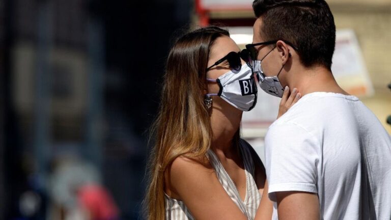 Una pareja con mascarillas en Praga coronavirus