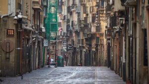 Imágenes de la famosa calle Estafeta, en la que se corren los encierros de San Fermín, totalmente vecía durante el término de la segunda semana de confinamiento del estado de alarma por coronavirus