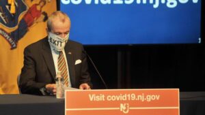 El gobernador de Nueva Jersey, Phil Murphy, con mascarilla