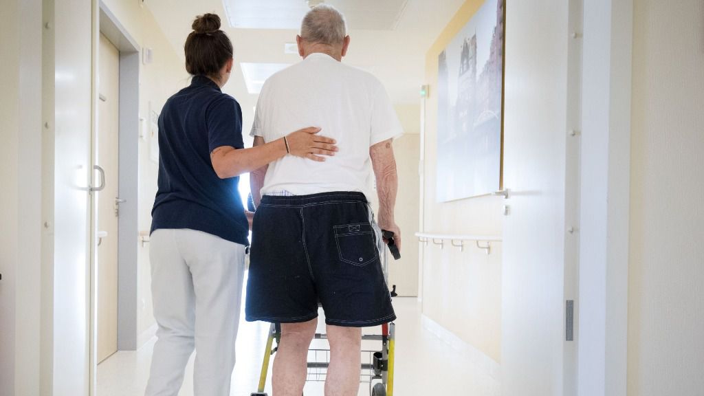 Una enfermera acompaña a un paciente mayor en un hospital de Hamburgo