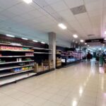 Compradores acuden a supermercados en el segundo día laborable del estado de alarma por el coronavirus, en Madrid (España)