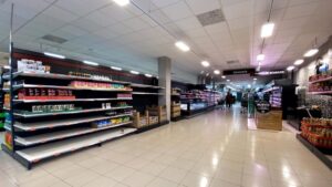 Compradores acuden a supermercados en el segundo día laborable del estado de alarma por el coronavirus, en Madrid (España)