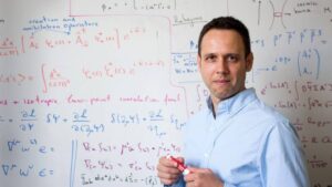 El profesor Iván Agulló desarrolla su labor docente e investigadora en el departamento de Física y Astronomía de la Universidad Estatal de Luisiana (EE UU)
