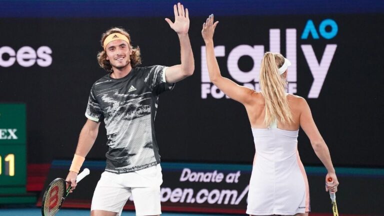 Tsitsipas choca con Wozniacky durante un evento previo benéfico del Abierto de Australia 2020