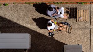 El patio interior de una vivienda es utilizados por estos vecinos para tomar el sol y leer. Sevilla a 29 de marzo del 2020