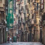 Imágenes de la famosa calle Estafeta, en la que se corren los encierros de San Fermín, totalmente vecía durante el término de la segunda semana de confinamiento del estado de alarma por coronavirus