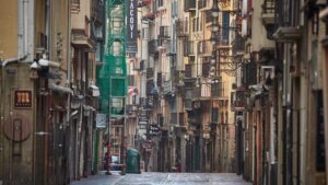 Imágenes de la famosa calle Estafeta, en la que se corren los encierros de San Fermín, totalmente vecía durante el término de la segunda semana de confinamiento del estado de alarma por coronavirus