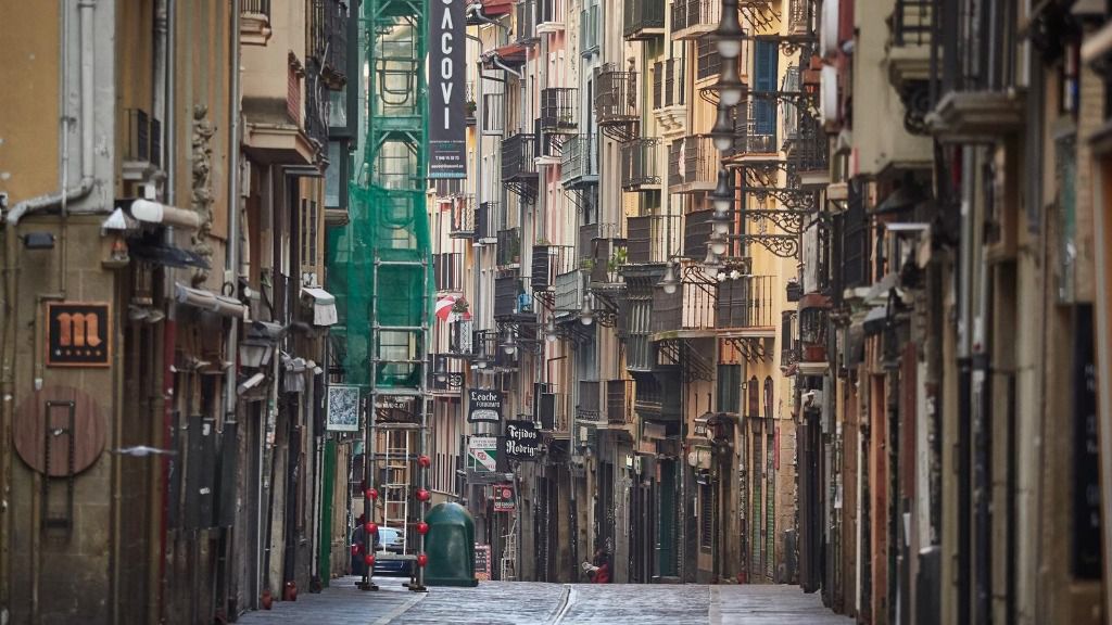 Imágenes de la famosa calle Estafeta, en la que se corren los encierros de San Fermín, totalmente vecía durante el término de la segunda semana de confinamiento del estado de alarma por coronavirus