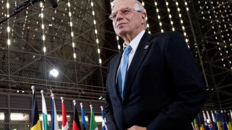 Josep Borrell ante la prensa en Bruselas