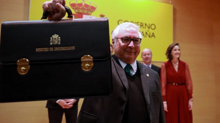 El nuevo ministro de Universidades, Manuel Castells, muestra la cartera de del ministerio de Universidades