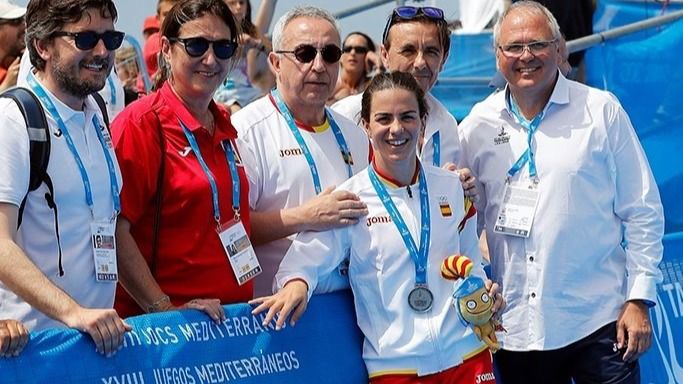 La triatleta Anna Godoy, junto al presidente del COE, Alejandro Blanco, y la presidenta de la ITU, Marisol Casado