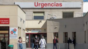 Varias personas protegidas con mascarilla se encuentran cerca de la puerta de Urgencias del Hospital Gregorio Marañón (Madrid)