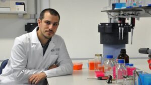 El investigador Iñaki Comas en el laboratorio