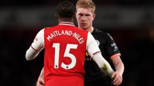 Maitland-Niles y De Bruyne se saludan durante el Arsenal-Manchester City de la Premier 2019-2020