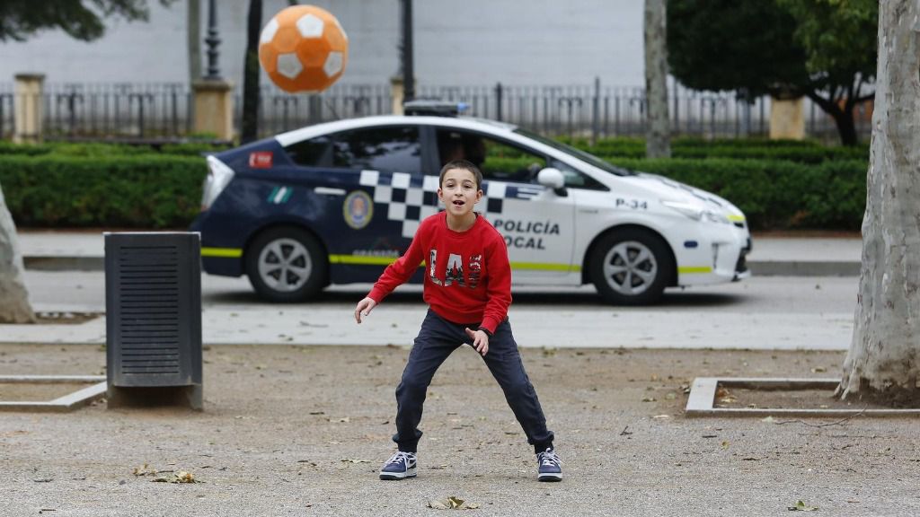 Un niño juega a la pelota al aire libre en el primer día que los menores de 14 años pueden salir a la calle durante el estado de alarma por la crisis del coronavirus