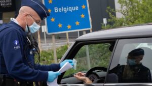 Un policía comprueba el carné de identidad en la frontera de Bélgica con Francia coronavirus