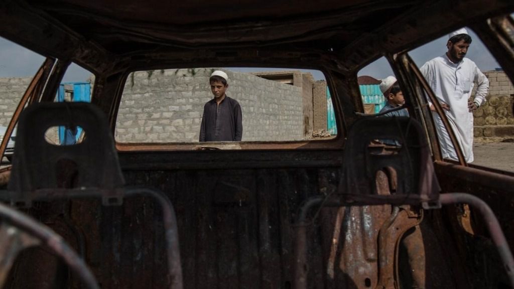 Un coche quemado tras un ataque en la provincia afgana de Jost