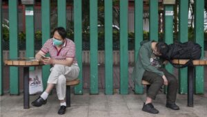 Dos hombres con mascarillas en China. coronavirus