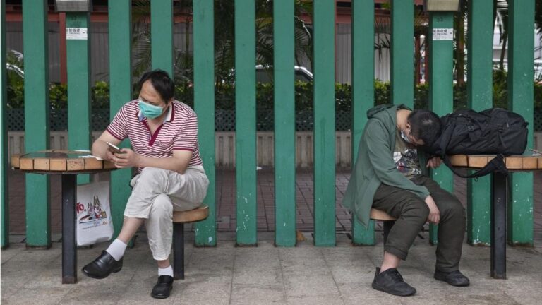 Dos hombres con mascarillas en China. coronavirus