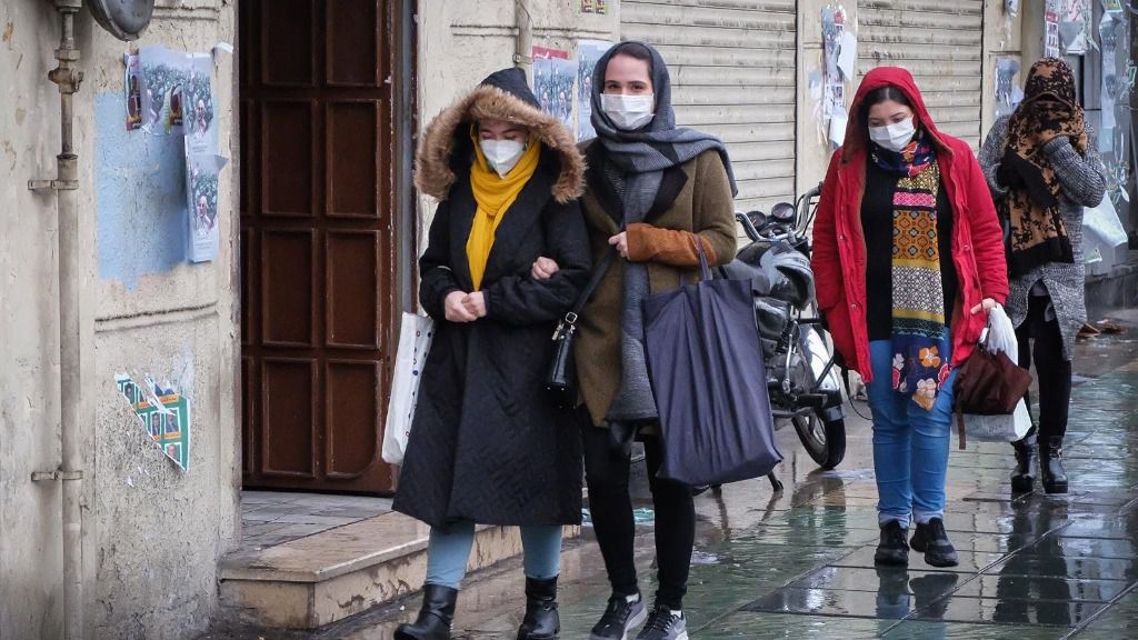 Varias personas en Irán con mascarillas