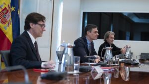 El ministro de Sanidad, Salvador Illa; el presidente del Gobierno, Pedro Sánchez; y el director del Centro de Coordinación de Alertas y Emergencias Sanitarias del Ministerio de Sanidad, Fernando Simón; se reúnen con el Comité Científico del Covid-19