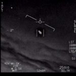 Una de las imágenes que pueden verse en los vídeos publicados por el Pentágono que muestran "fenómenos voladores no idenficados"