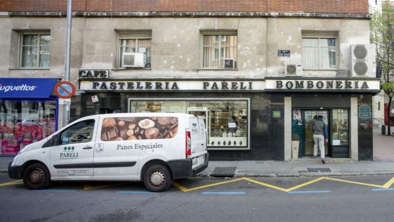 Fachada de una pastelería que forma parte de los comercios minoristas que permanecen abiertos en pleno estado de alarma por el coronavirus, en Madrid (España) a 5 de abril de 2020