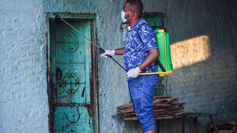 Un ciudadano de Jartum, Sudán, realiza labores de desinfección para evitar que se extienda la pandemia del Covid-19