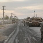 Soldados y vehículos militares de Turquía en una zona de estacionamiento para el Ejército y los rebeldes a los que apoya Ankara en Siria cerca de la frontera con el país árabe