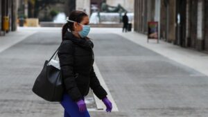 Imagen de recurso de una mujer con mascarilla por el coronavirus.