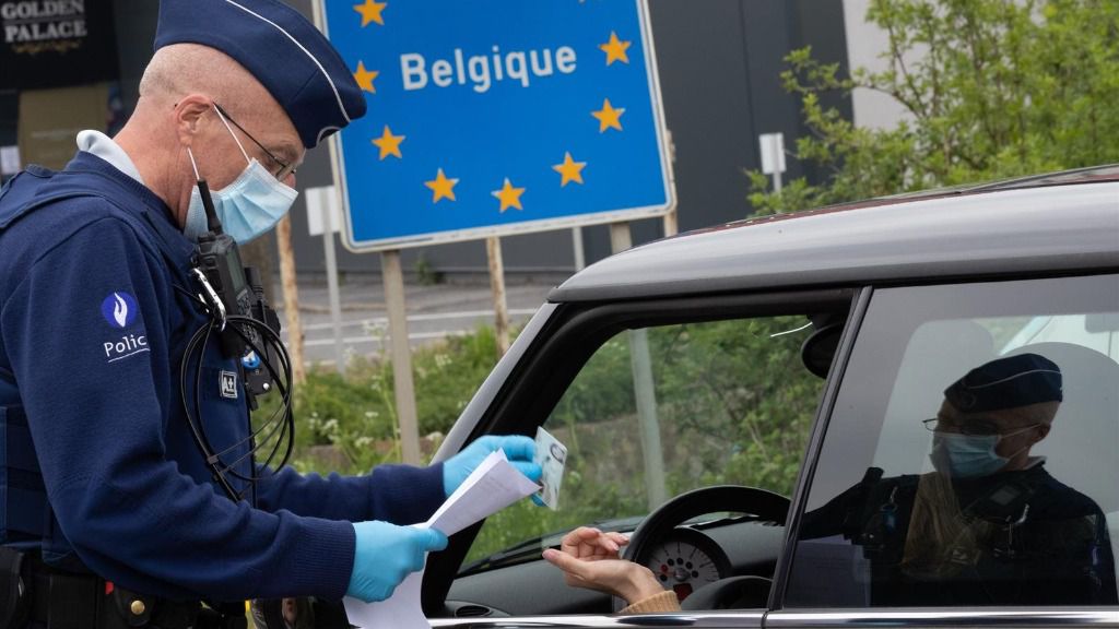 Un policía comprueba el carné de identidad en la frontera de Bélgica con Francia coronavirus