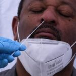 Un sanitario realiza una prueba diagnóstica del coronavirus a un hombre en Los Ángeles, en Estados Unidos