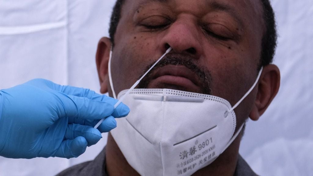 Un sanitario realiza una prueba diagnóstica del coronavirus a un hombre en Los Ángeles, en Estados Unidos
