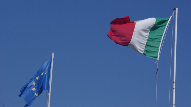 Banderas de Italia y la Unión Europea