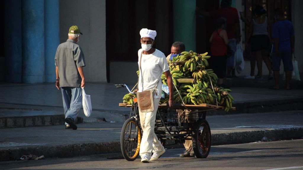 Un vendedor con mascarilla por el coronavirus en una calle de La Habana