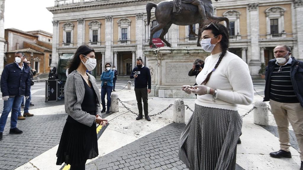 Manifestantes reclamen la reanudación de la actividad económica frente al Ayuntamiento de Roma italia coronavirus