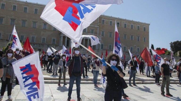 Manifestación por el 1 de Mayo en Atenas manteniendo el distanciamiento