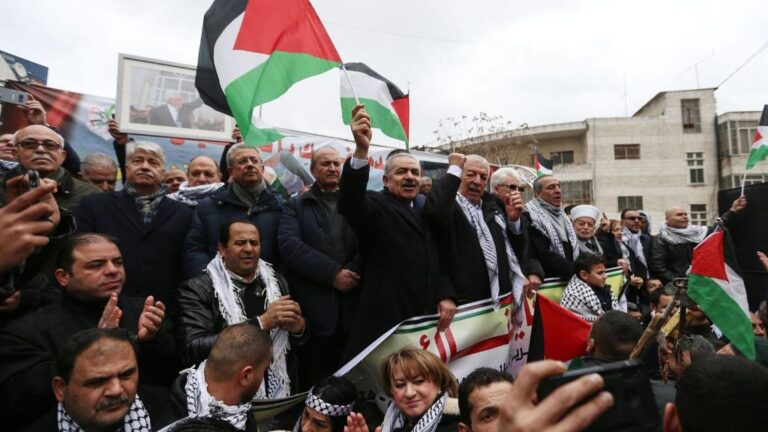 El primer ministro de Palestina, Mohamad Shtaye, durante una protesta contra el 'acuerdo del siglo' en Ramala, Cisjordania