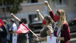 Mujeres durante un acto con motivo del Día del Trabajo en Lisboa