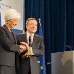 La presidenta del BCE, Christine Lagarde, y su predecesor, Mario Draghi