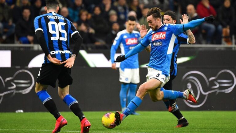 Fabián Ruiz intenta un disparo ante Stefano Sensi durante el Inter-Nápoles