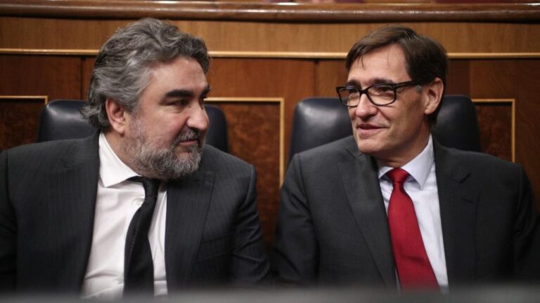 El ministro de Cultura y Deporte, José Manuel Rodríguez Uribes, y el Ministro de Sanidad, Salvador Illa, durante la sesión plenaria en el Congreso